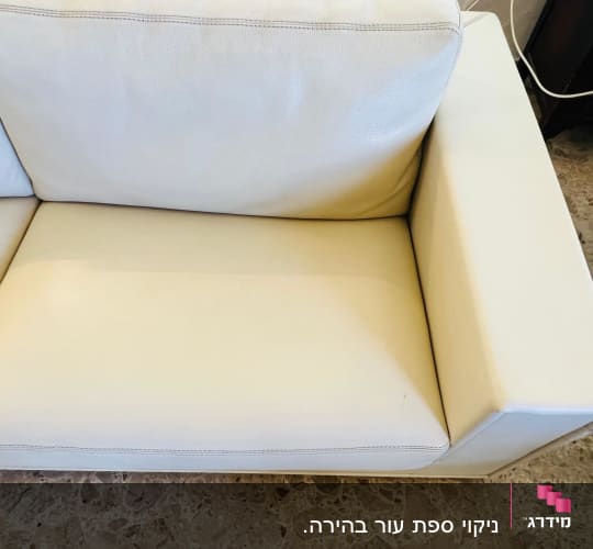 ספה לבנה על רצפת שיש